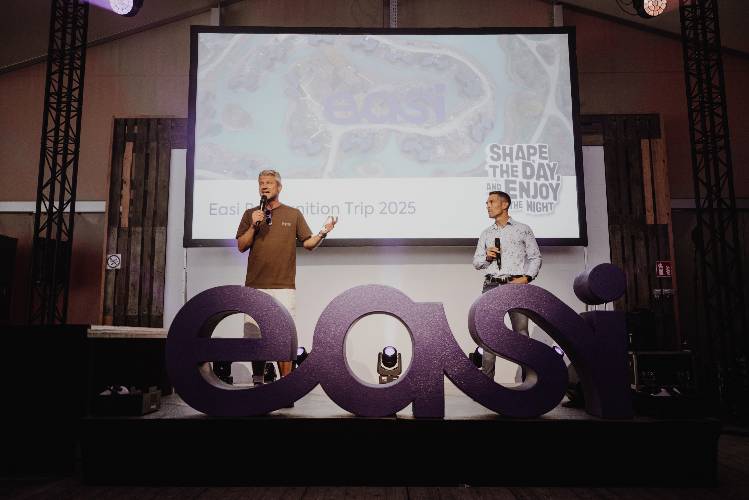 Easi's co-CEOs Thomas Van Eeckhout and Jean-François Herremans are speeching.