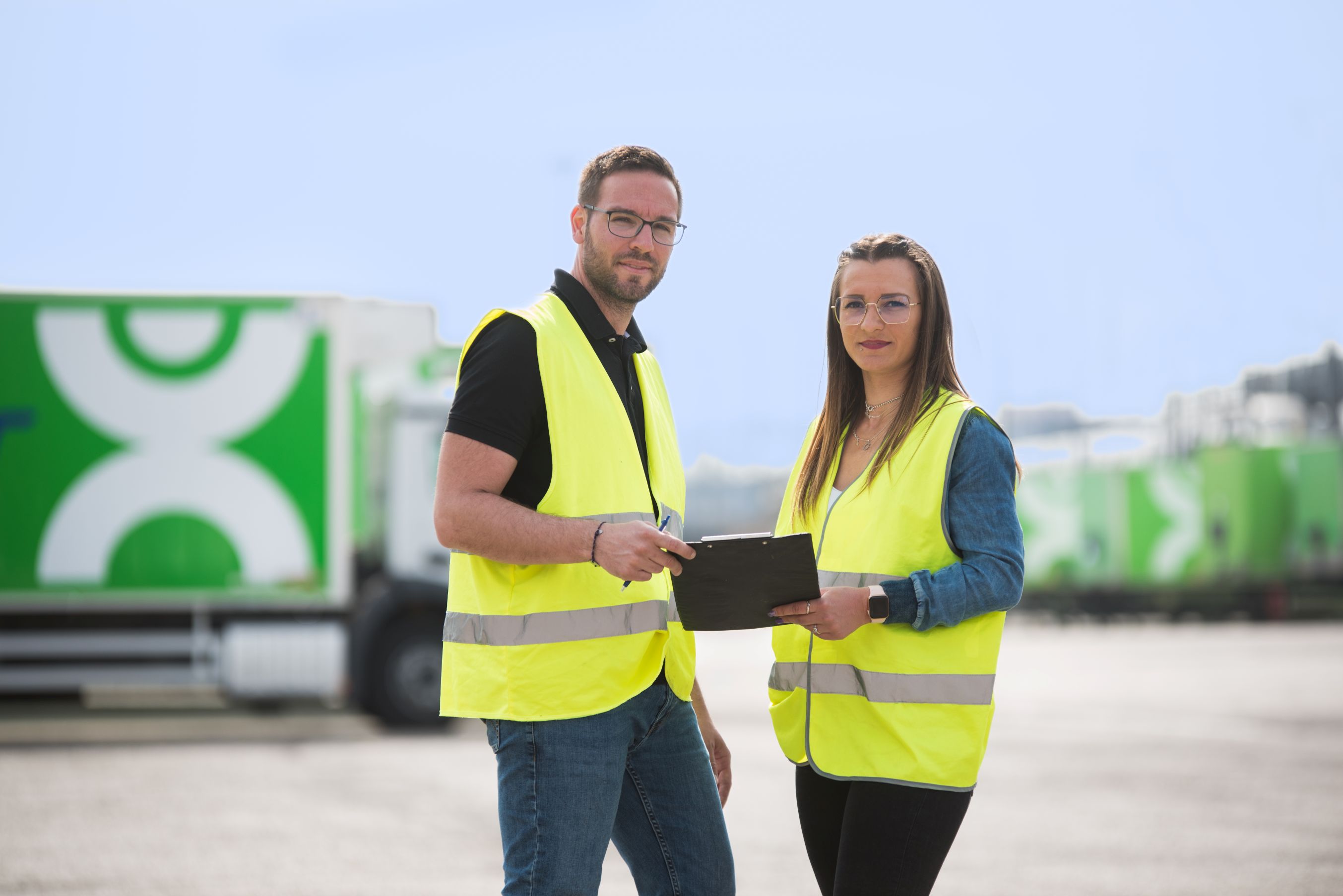 Employees at work in front of Heppner lorries