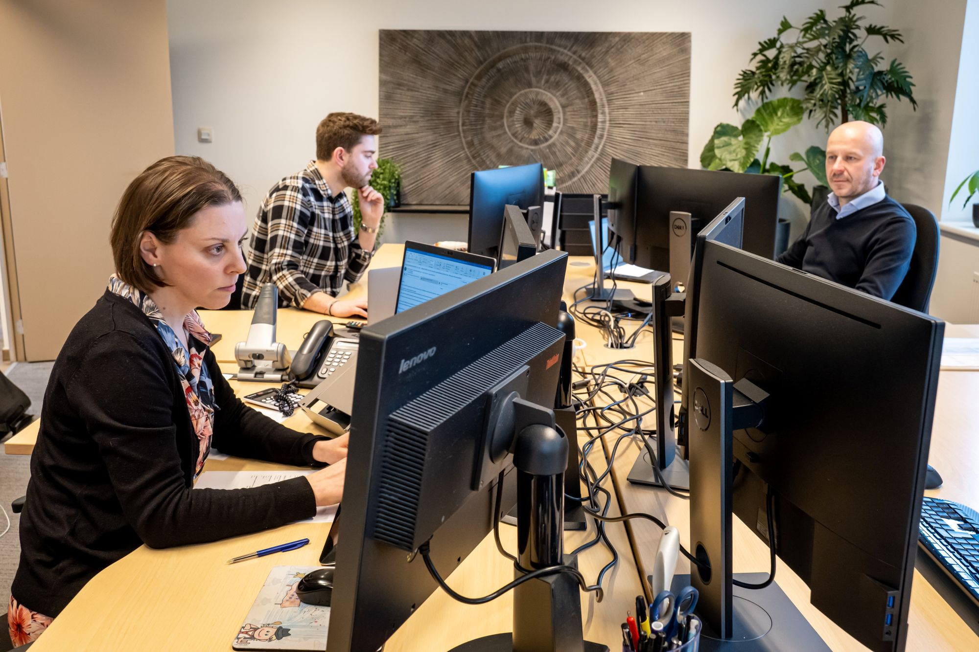A working environment where colleagues collaborate, share knowledge and can count on one another. Different roles, one team!