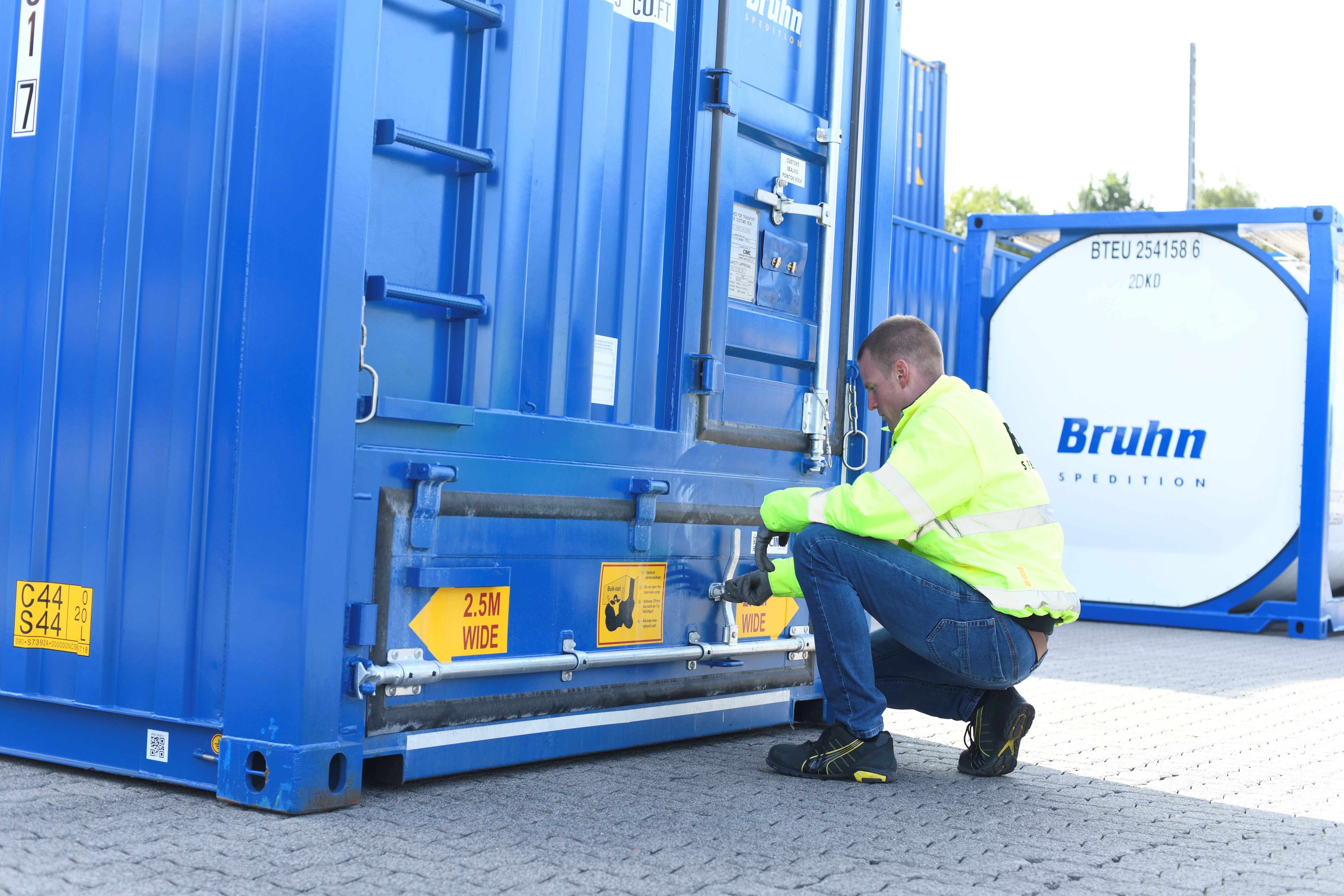 Inspection of a dry bulk container