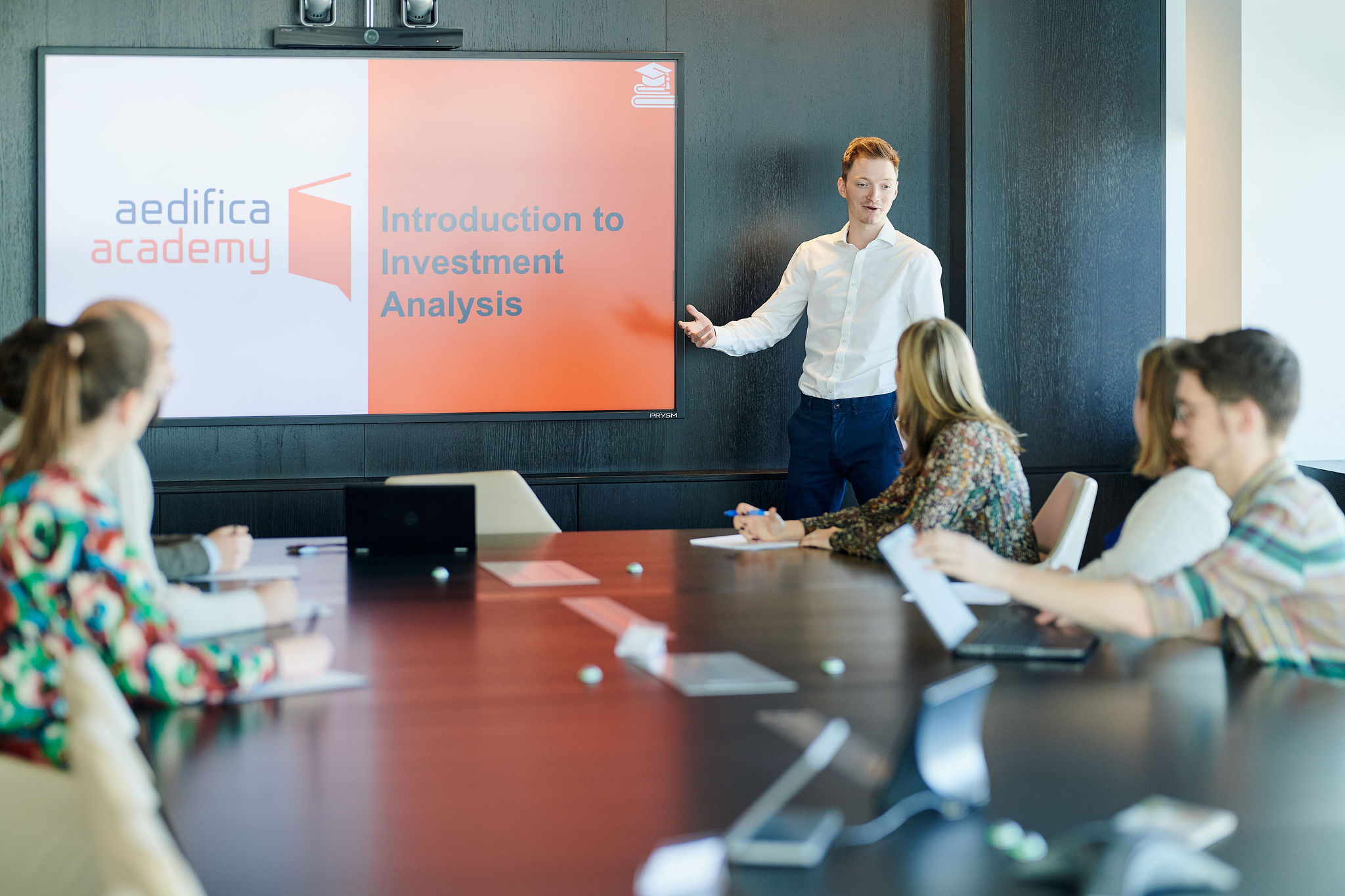 Aedifica Academy session whereby 1 colleagues shares information to colleagues.