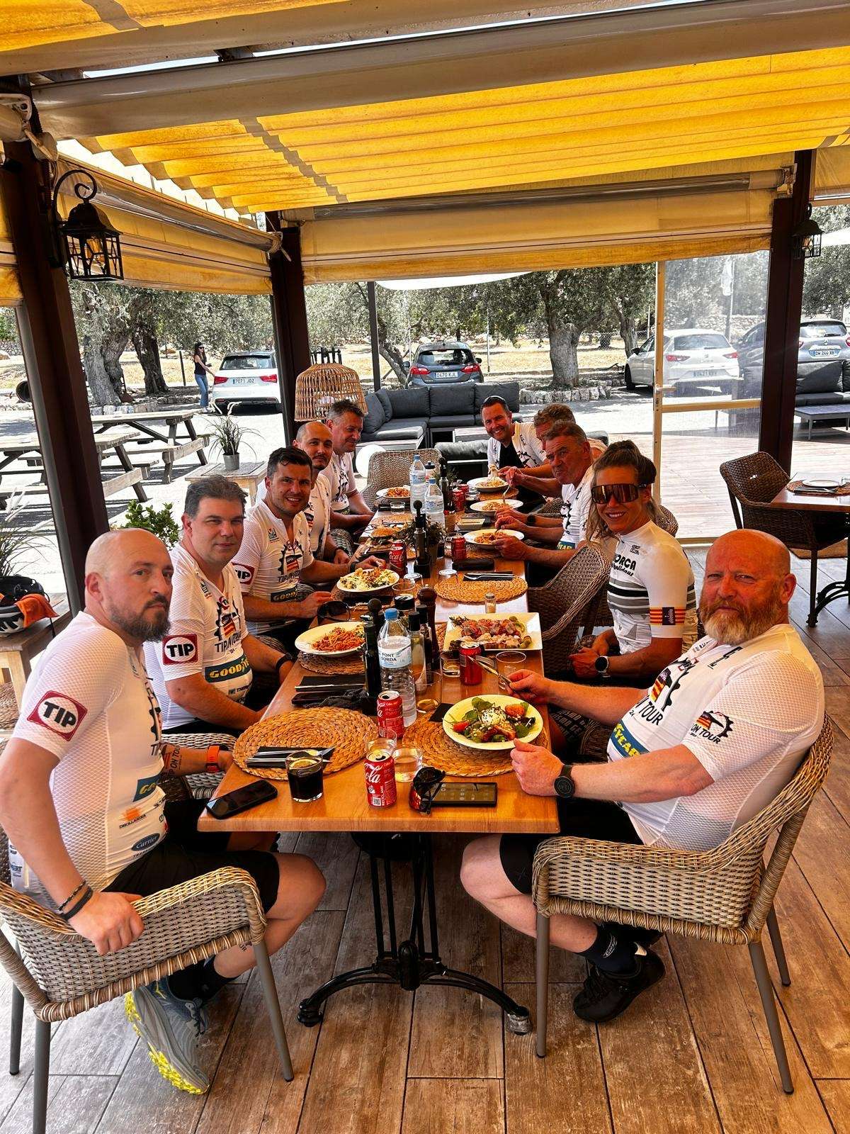 Good food, cold beer, and great company – team time well spent 🍻🍴
