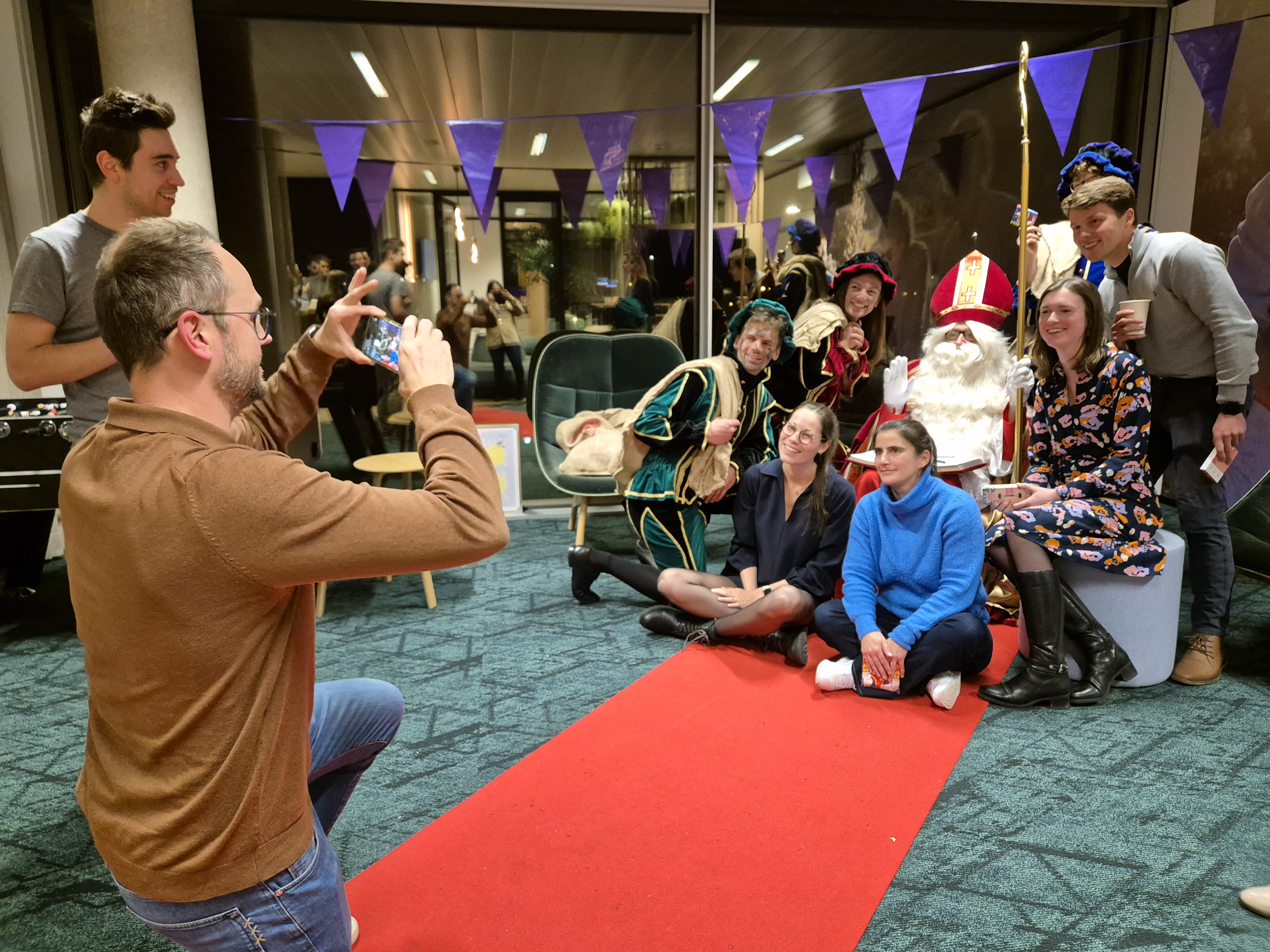 Op de foto met Sinterklaas tijdens de Grant Thursday van december 2024. 