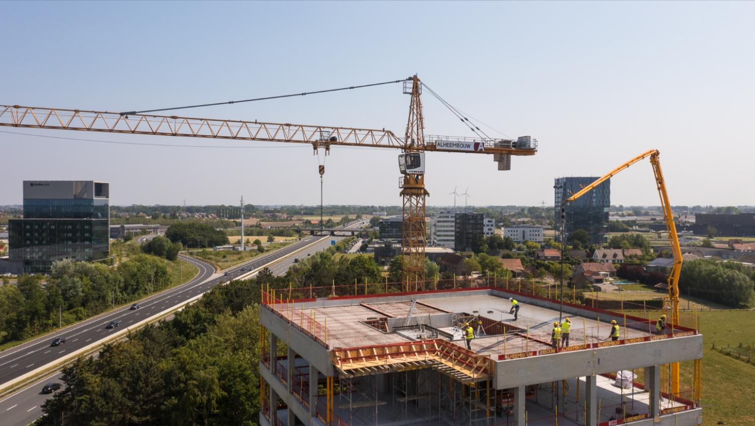 Luchtbeeld van een werf vol activiteit