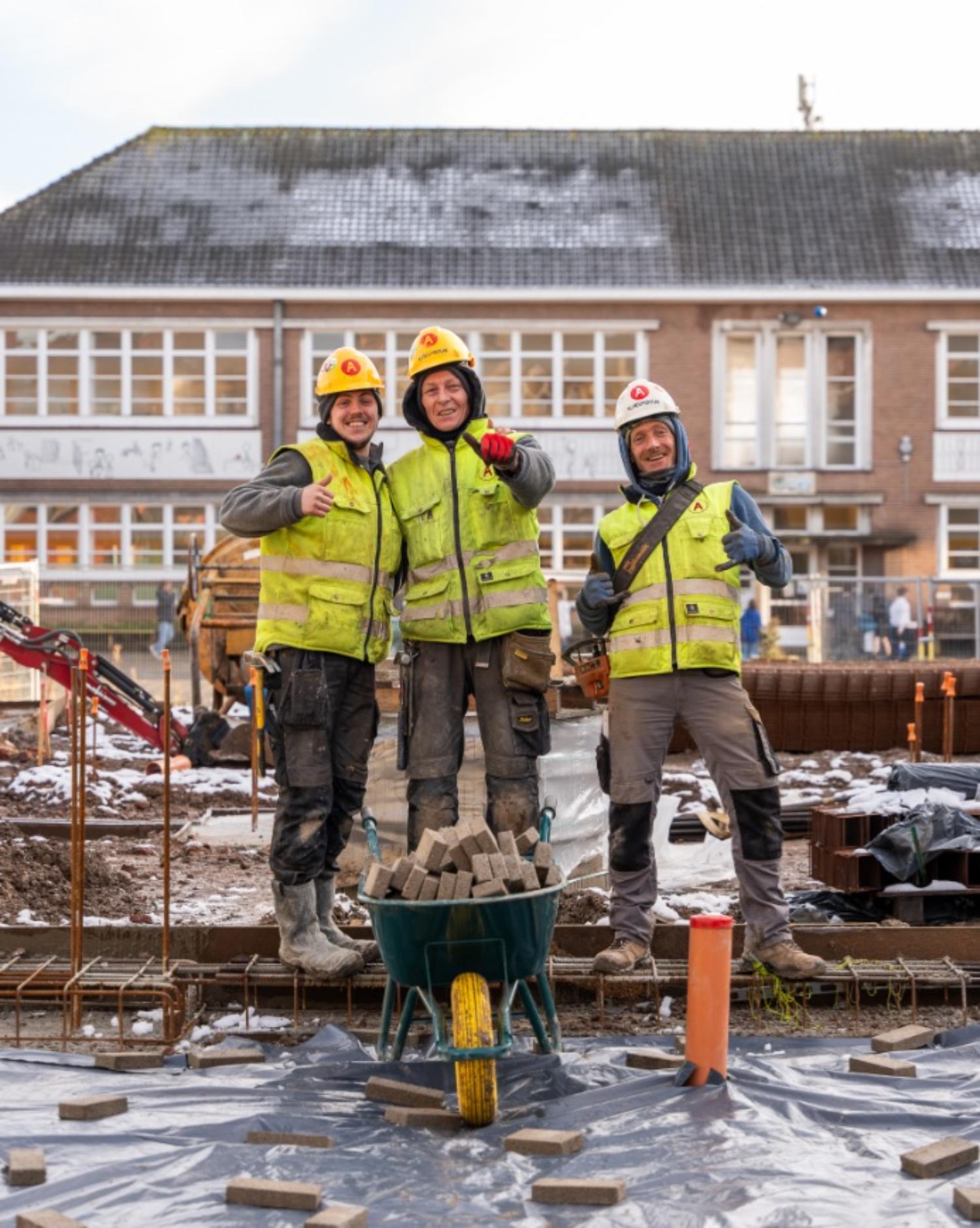 Tevreden arbeiders op de werf