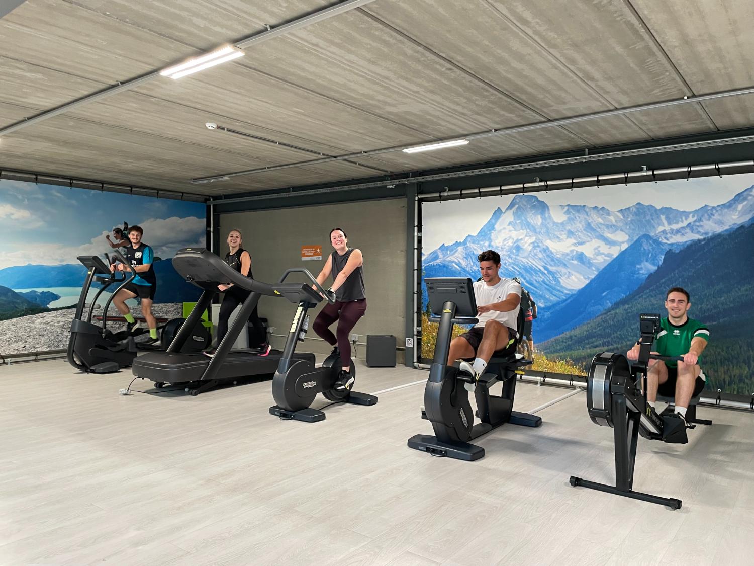 We beschikken over een eigen sporthal, beschikbaar voor groepslessen en voor privégebruik.