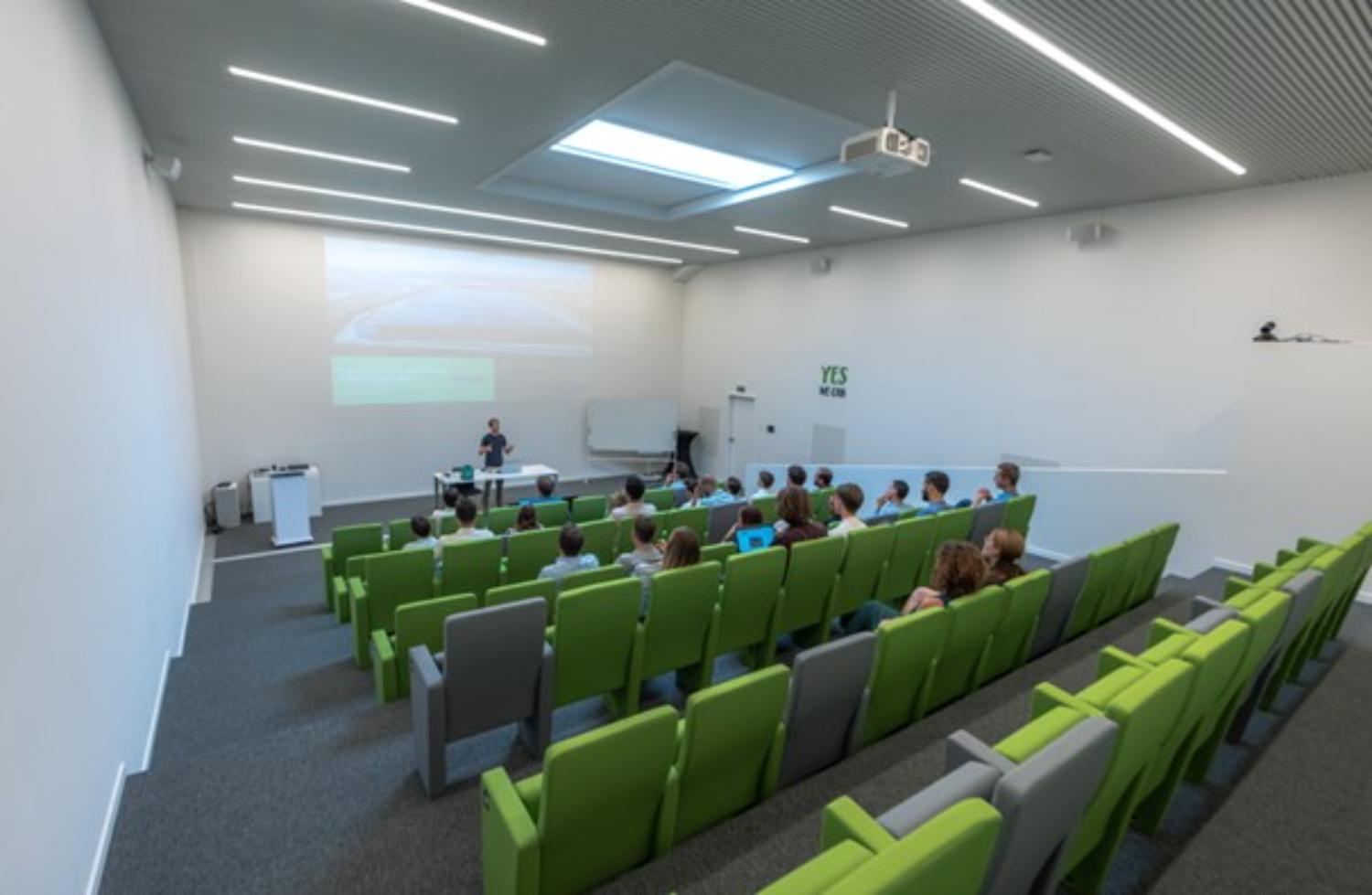 Encon beschikt over een eigen auditorium waar interne trainingen gegeven worden of teammeetings georganiseerd worden.