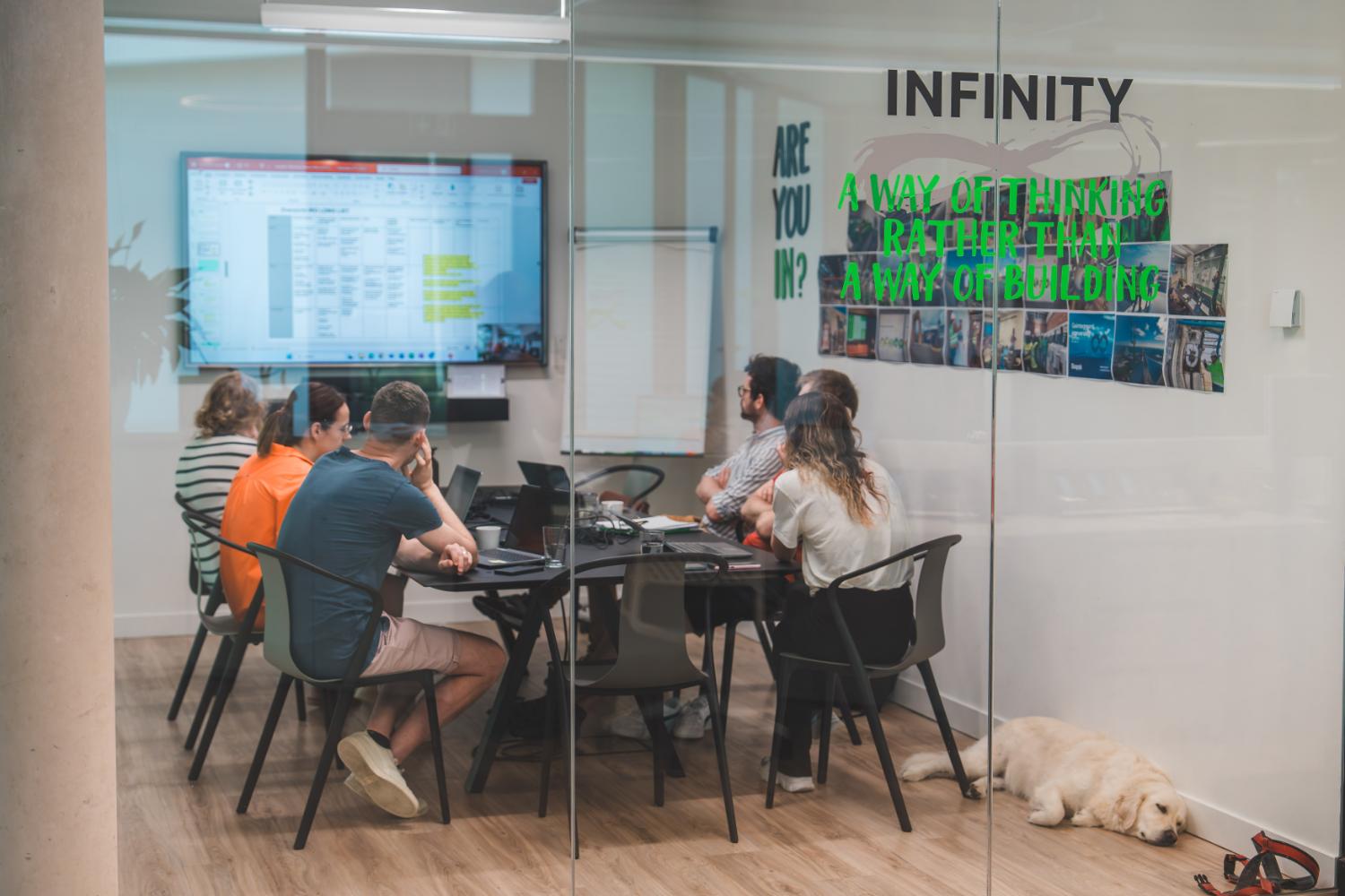 Onze trouwste collega en officedog Nala valt natuurlijk niet weg te denken in ons kantoor.