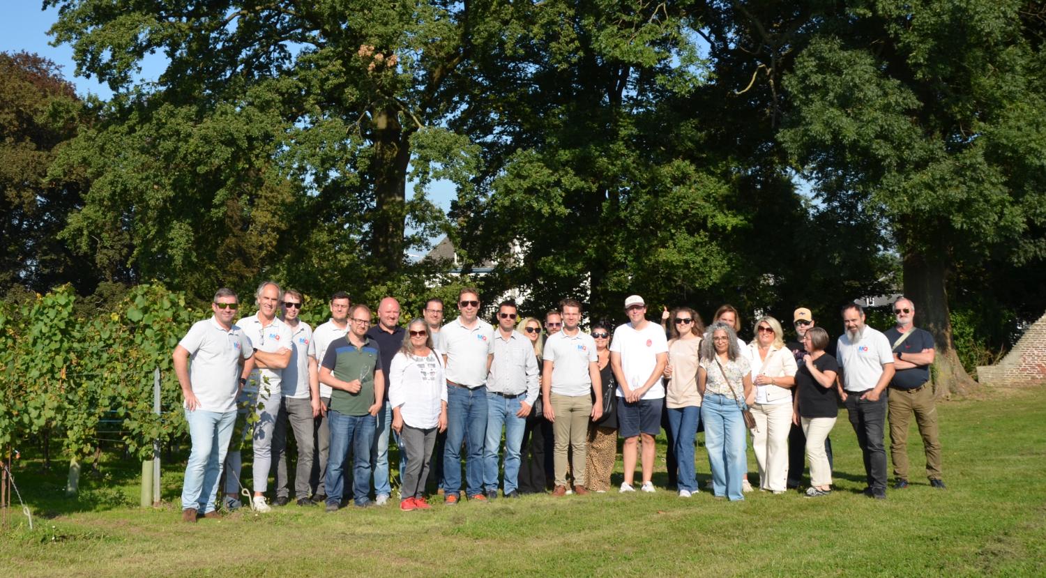 M2Q tijdens hun Summer Teamevent van 2024 waar ze de kalkgrotten van Kanne en Wijnkasteel Genoels-Elderen bezochten