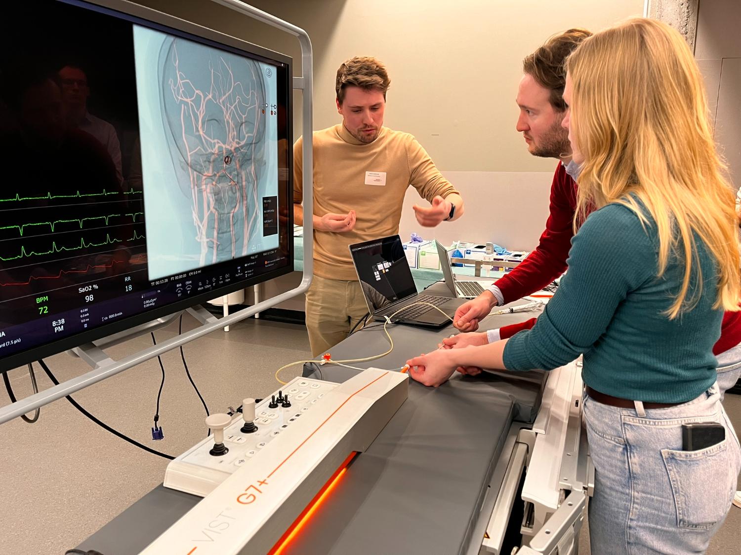 Explanation of Medical Devices by our CT Business Manager to some customers during an event