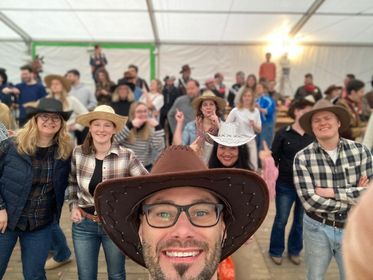 Voor onze jaarlijkse medeMerkertrip toverden we de wei achter het Prullenbos in Laarne om in een Western decor. 